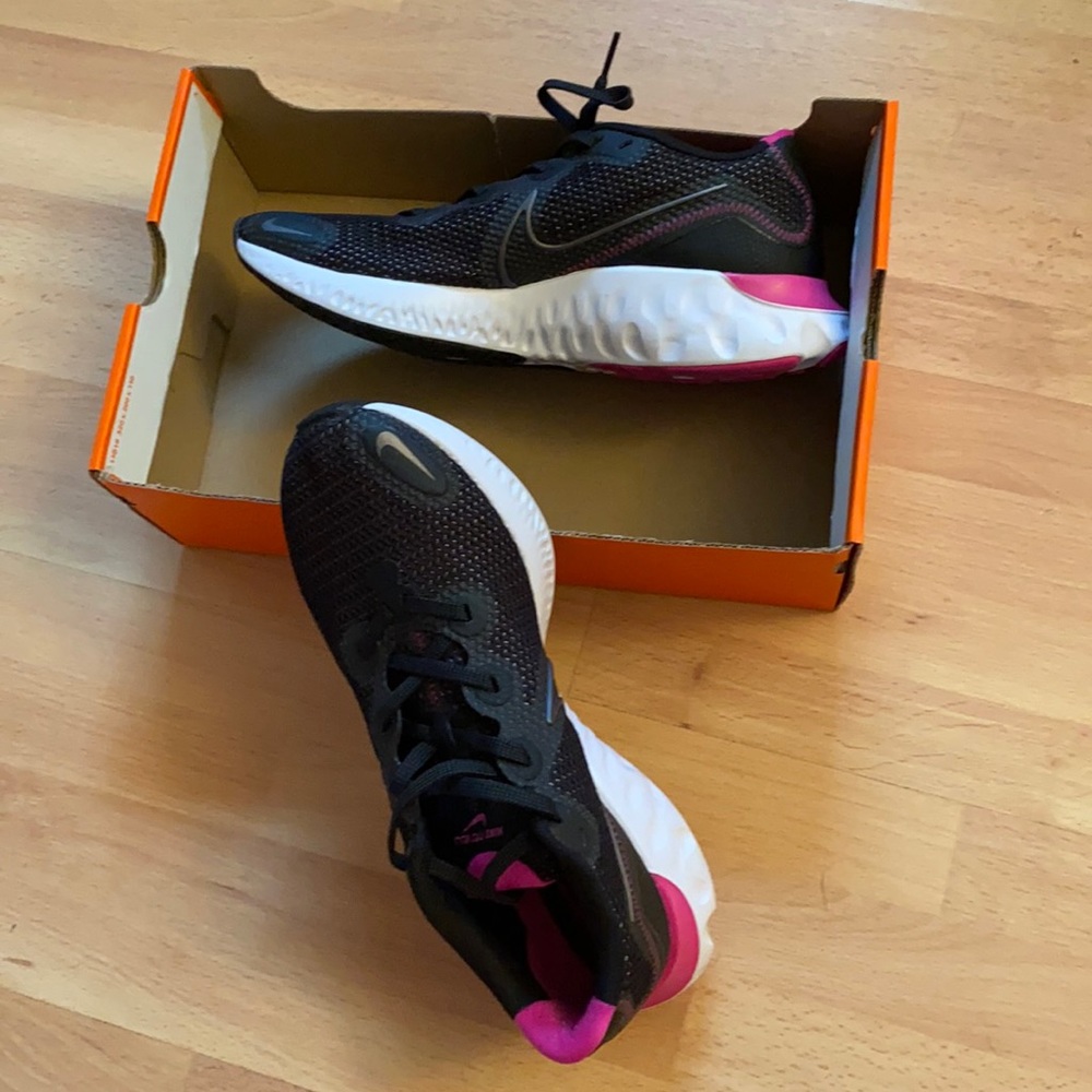 Women’s 9.5 Nike running sneakers